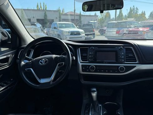 Used 2014 Toyota Highlander LE image 16