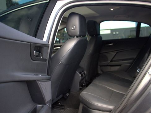 Used 2018 Jaguar XE Premium image 14