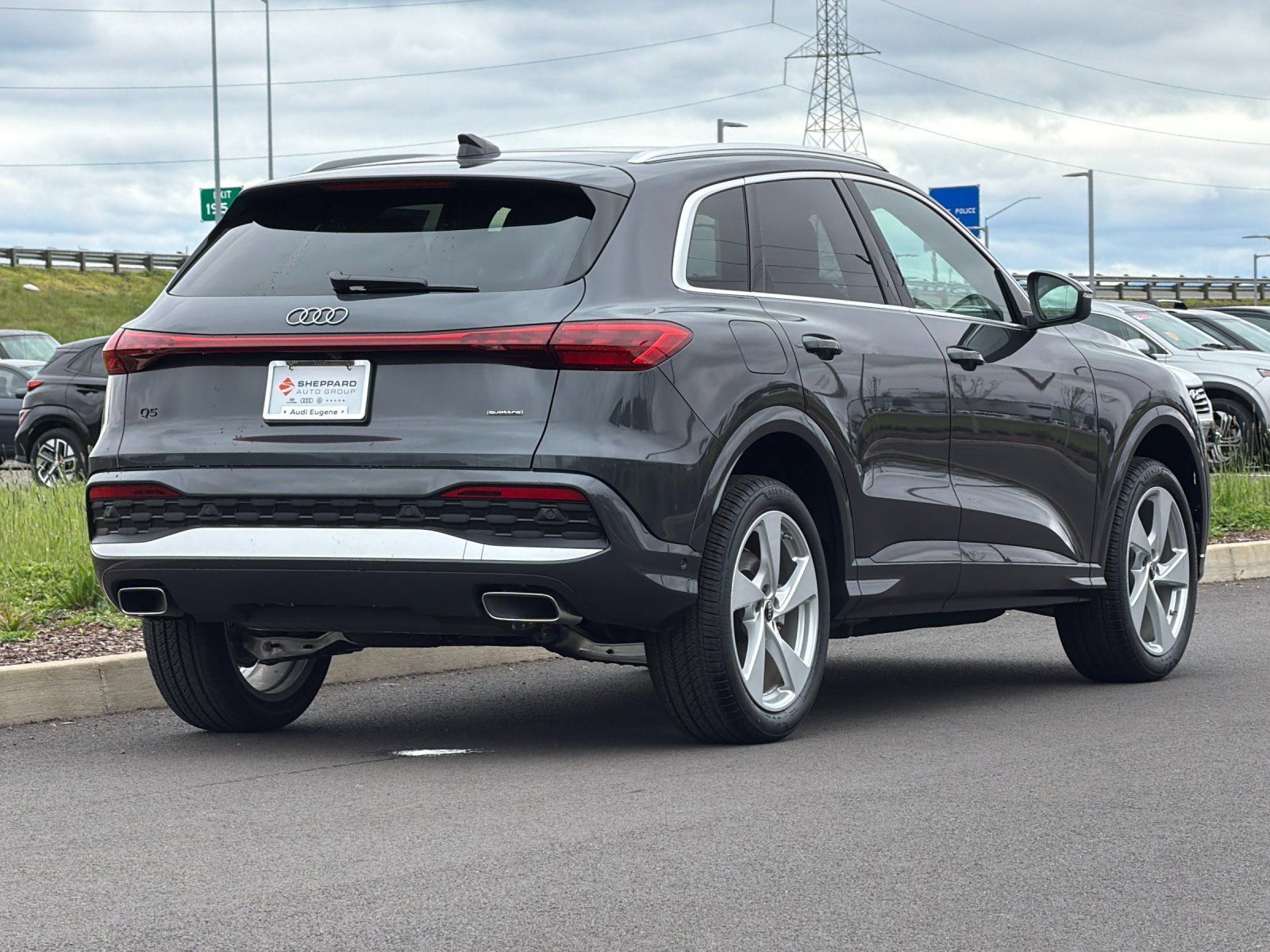 Used 2025 Audi Q5 Premium Plus w/ Premium Plus AWD/4WD image 3