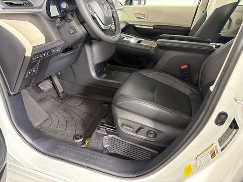 Used 2025 Toyota Sienna Platinum image 10