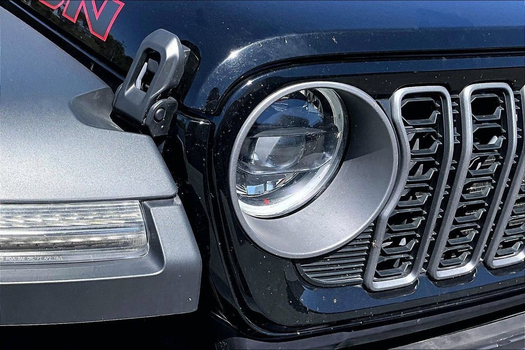 Certified 2025 Jeep Wrangler Unlimited Rubicon w/ Convenience Group AWD/4WD image 27
