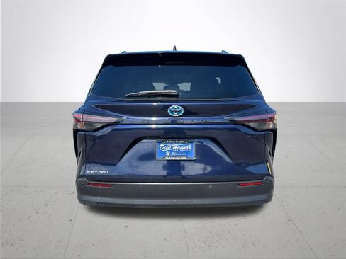 Used 2025 Toyota Sienna XLE AWD/4WD image 8