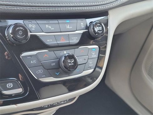 Certified 2021 Chrysler Pacifica Touring-L image 11