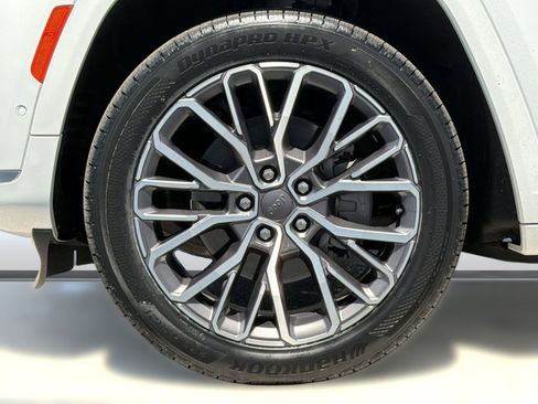 Used 2025 Jeep Grand Cherokee L Summit AWD/4WD image 13