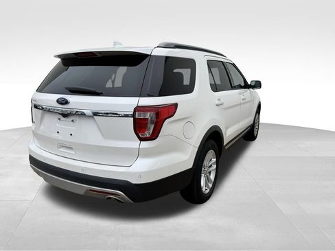 Used 2017 Ford Explorer XLT w/ Equipment Group 201A FWD image 5