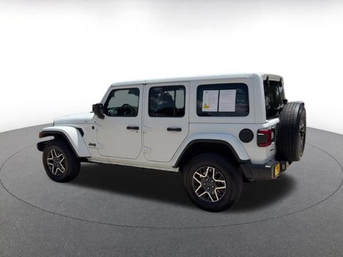 Used 2025 Jeep Wrangler Unlimited Sahara AWD/4WD image 11