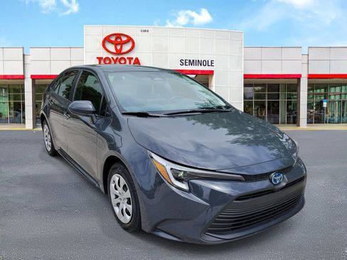 Used 2025 Toyota Corolla LE w/ Convenience Package image 2