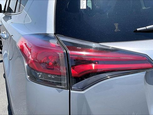 Used 2018 Toyota RAV4 XLE w/ All Weather Liner Package FWD image 34