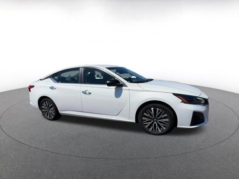 Used 2025 Nissan Altima 2.5 SV FWD image 2