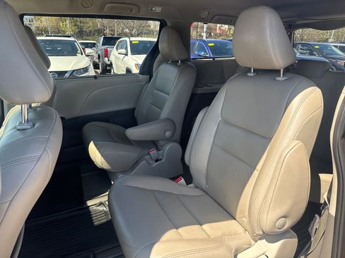 Used 2020 Toyota Sienna XLE w/ XLE Navigation Package AWD/4WD image 40