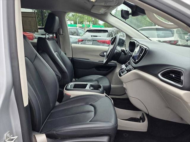 Used 2024 Chrysler Pacifica Touring-L FWD image 11