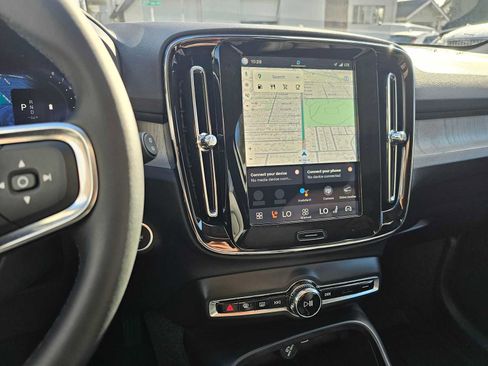 Certified 2025 Volvo XC40 B5 Plus w/ Climate Package image 28