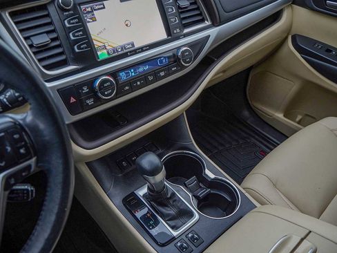 Used 2019 Toyota Highlander XLE image 17