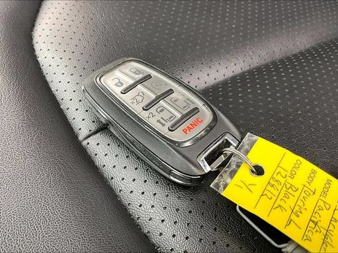 Used 2024 Chrysler Pacifica Touring-L FWD image 11