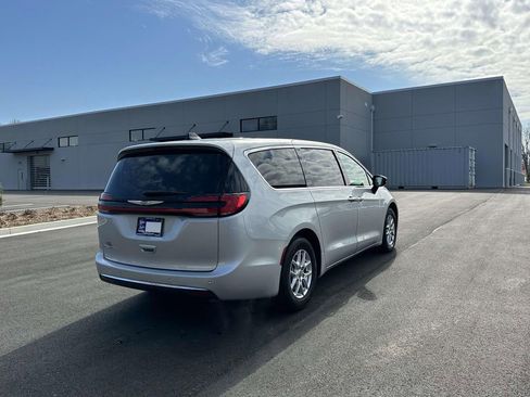 Used 2024 Chrysler Pacifica Touring-L image 28