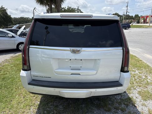 Used 2016 Cadillac Escalade ESV Platinum RWD image 4