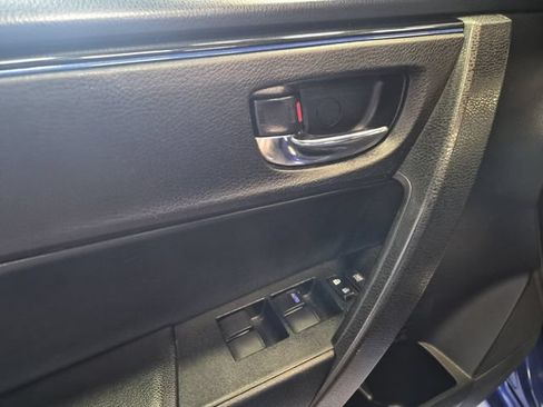 Used 2018 Toyota Corolla SE w/ SE Premium Package FWD image 10