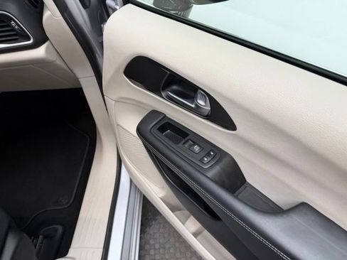 Used 2024 Chrysler Pacifica Touring-L FWD image 40