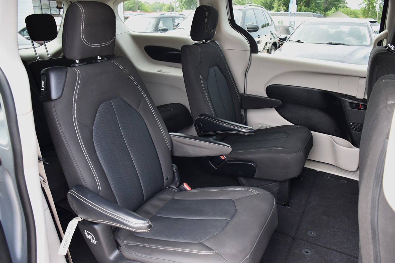 Used 2022 Chrysler Voyager LX FWD image 9