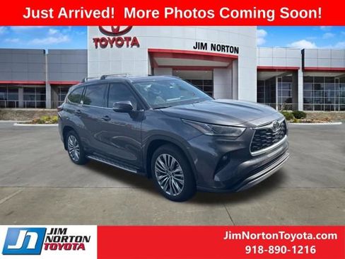 Used 2022 Toyota Highlander Platinum image 1