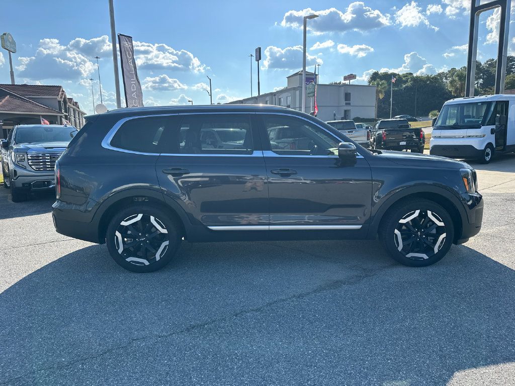 Certified 2025 Kia Telluride EX w/ EX Captain's Chair Package AWD/4WD image 8