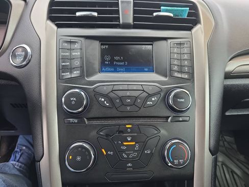 Used 2018 Ford Fusion SE FWD image 12