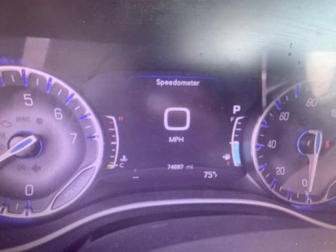 Used 2023 Chrysler Pacifica Touring-L FWD image 11
