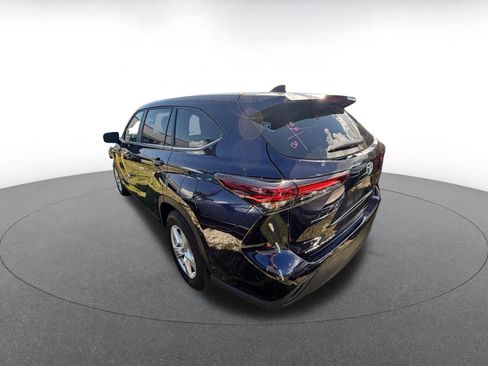 Used 2025 Toyota Highlander LE image 4
