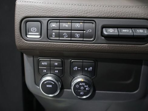 Used 2022 GMC Yukon XL Denali image 38