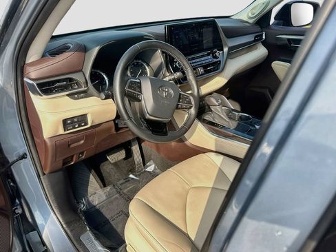 Used 2020 Toyota Highlander Limited FWD image 9