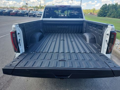 Used 2025 GMC Sierra 2500 AT4 w/ AT4 Premium Plus Package AWD/4WD image 7