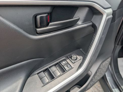 Used 2021 Toyota RAV4 LE FWD image 9