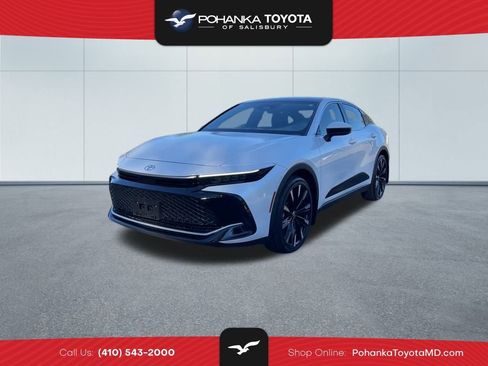 Used 2023 Toyota Crown Platinum image 1