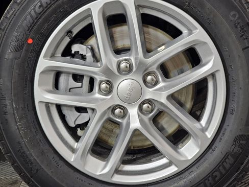 New 2025 Jeep Grand Cherokee L Laredo image 8