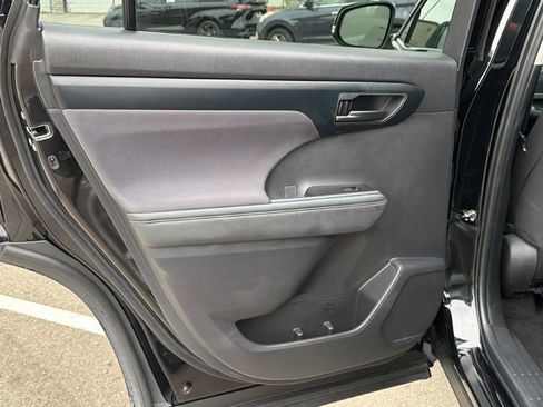 Certified 2025 Toyota Highlander LE FWD image 33
