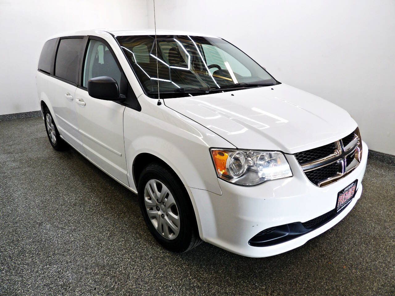 Used 2016 Dodge Grand Caravan SE w/ Quick Order Package 29E SE FWD image 3