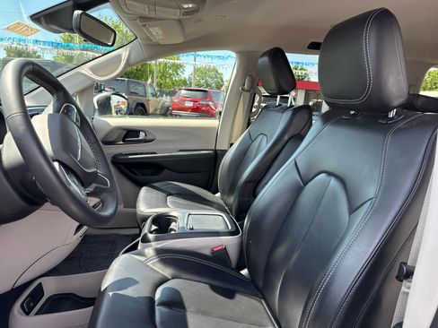 Used 2023 Chrysler Pacifica Touring-L FWD image 12