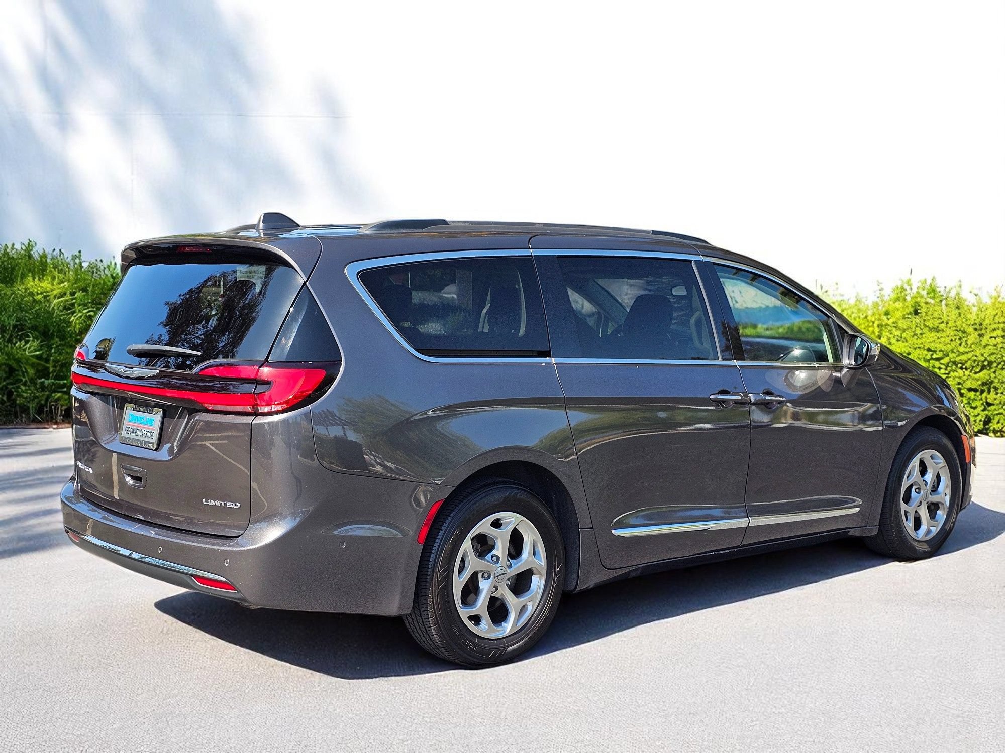 Used 2022 Chrysler Pacifica Limited FWD image 2