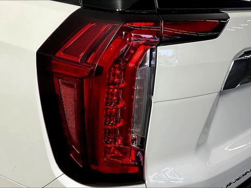 Used 2023 GMC Yukon XL SLT image 27