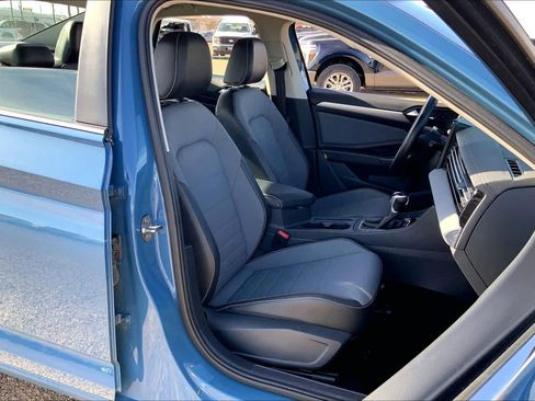 Used 2025 Volkswagen Jetta SE image 8