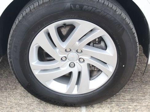 Used 2025 Land Rover Discovery Sport S image 9