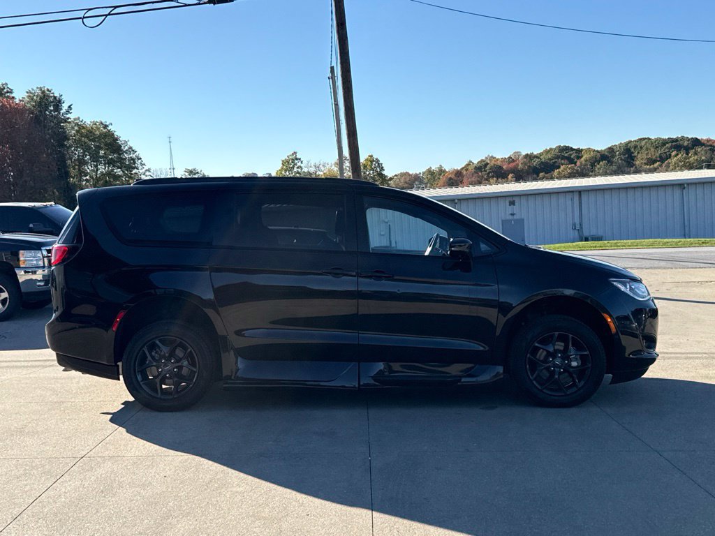 Used 2020 Chrysler Pacifica Limited w/ Advanced Safetytec Group FWD image 23