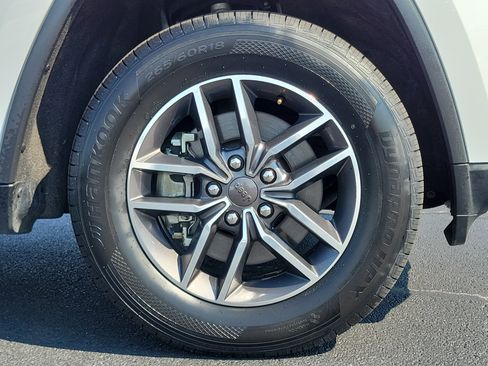 Used 2021 Jeep Grand Cherokee Laredo X image 5