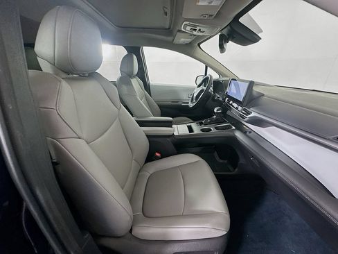 Certified 2026 Toyota Sienna XLE FWD image 31