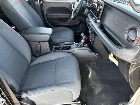 New 2025 Jeep Gladiator Rubicon w/ Convenience Group image 8