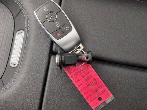 Used 2025 Mercedes-Benz GLS 450 4MATIC image 37