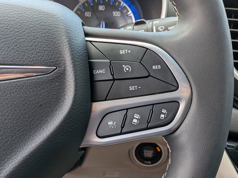 Used 2024 Chrysler Pacifica Touring-L FWD image 28