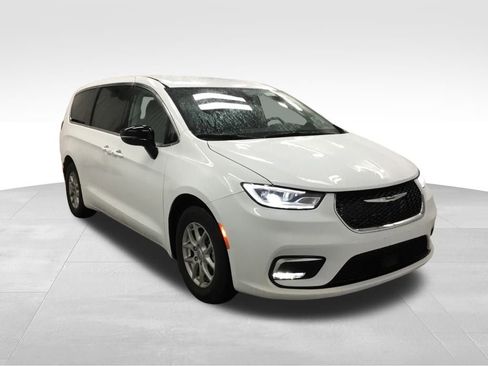 Used 2024 Chrysler Pacifica Touring-L image 3
