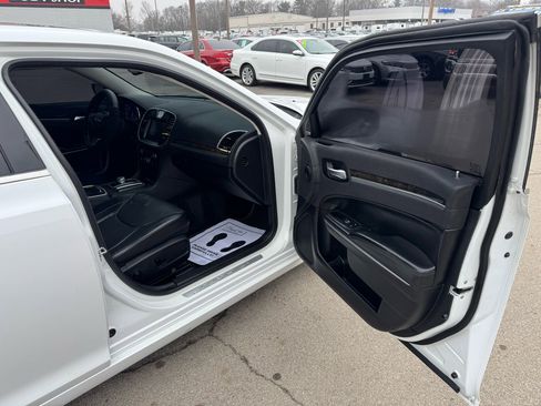 Used 2016 Chrysler 300 C image 9