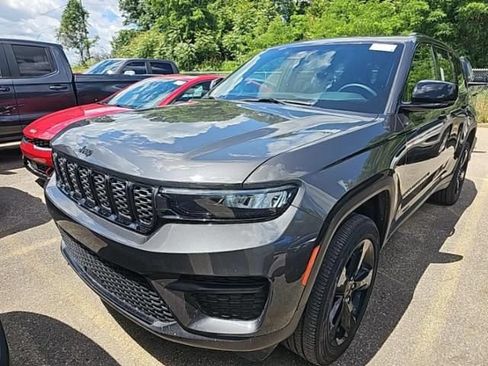 Certified 2023 Jeep Grand Cherokee Altitude AWD/4WD image 3